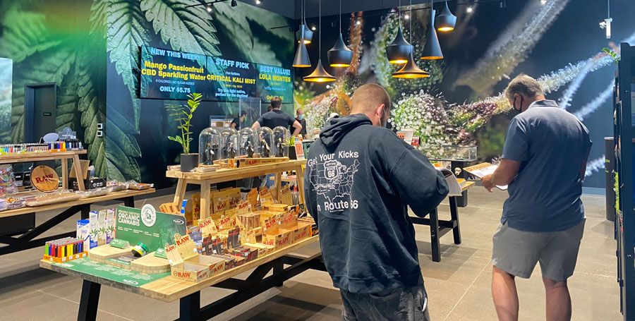Ontario Canada cannabis delivery, Ontario sows confusion over deadline ending cannabis delivery, curbside pickup