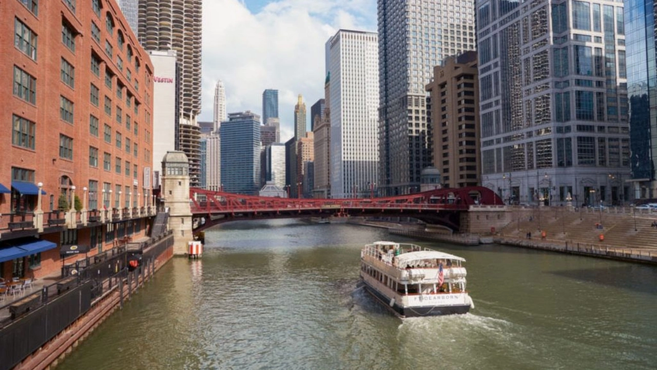 Image of a boat on the Chicago River in downtown Chicago