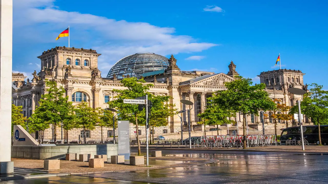 Image of Bundestag building in Berlin.