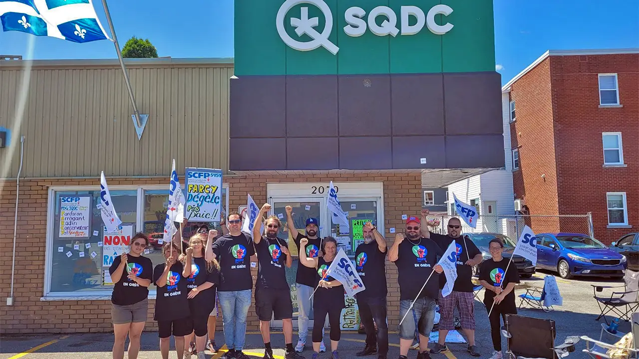 Image of an employee protest outside an SQDC cannabis store