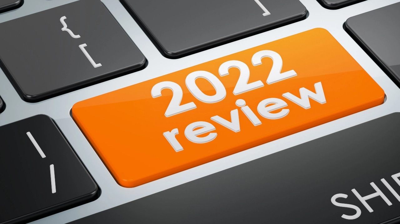 Image of a keyboard with the phrase 2022 review in orange
