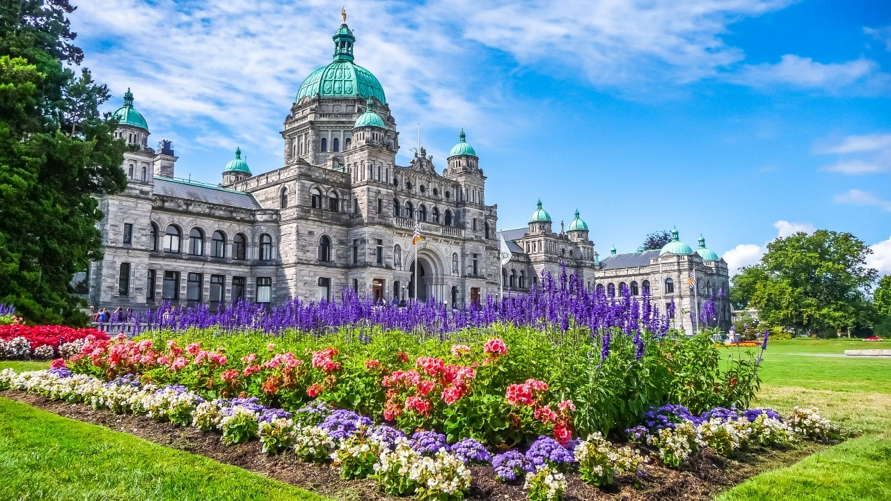 Image of historic parliament building in Victoria, British Columbia